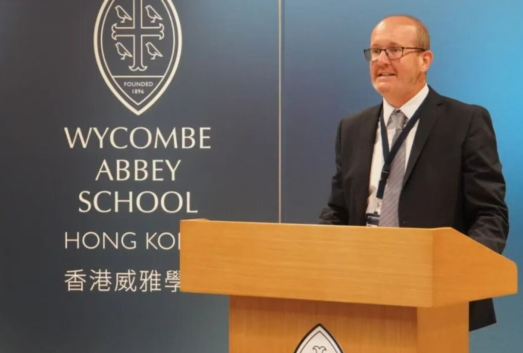 香港威雅学校Rob Fox校长发言.jpg