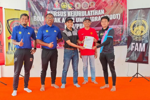 Mr. Amirul与别人合影.jpg